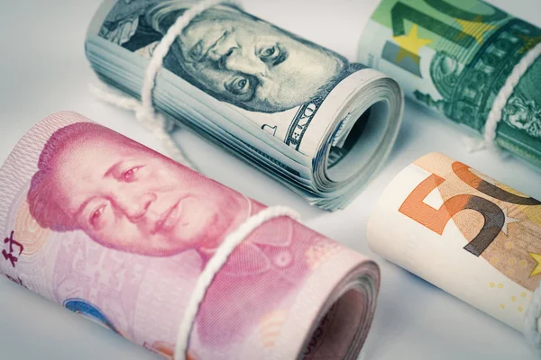 Para birimleri ve Döviz trading kavramları. Çeşitli para birimleri bize dolar, Euro ve Çin yuan banknotlar beyaz rulo beyaz arka plan üzerinde izole bant ip.