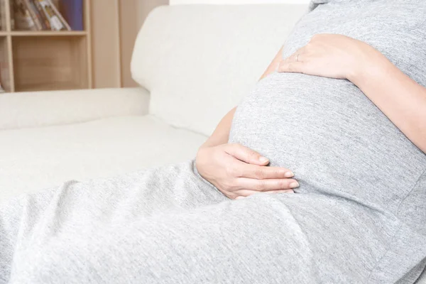 Feche Mão Jovem Mulher Grávida Bonita Tocando Sua Barriga Enquanto — Fotografia de Stock