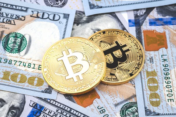 Gold Bitcoin Münzen Auf Hundert Dollar Scheinen Hintergrund Kryptowährung Neue — Stockfoto