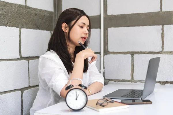 Ung Asiatisk Kvinna Använder Laptop Medan Sitter Vitt Skrivbord Med — Stockfoto