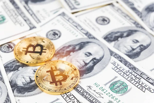 Gouden Bitcoin Munten Honderd Ons Dollar Bills Achtergrond Cryptocurrency Nieuwe — Stockfoto