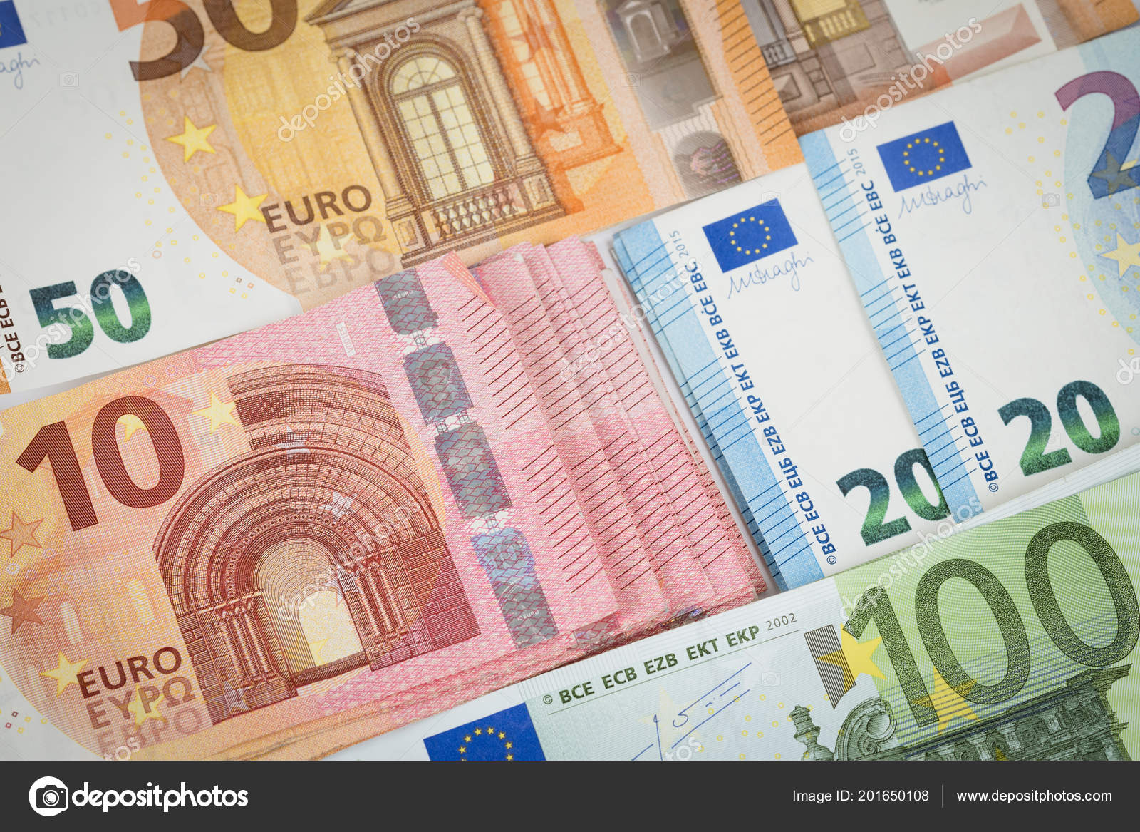 几叠欧元钞票的价值欧洲货币背景欧元是欧元区的货币——图库图片© cherayut000 #201650108