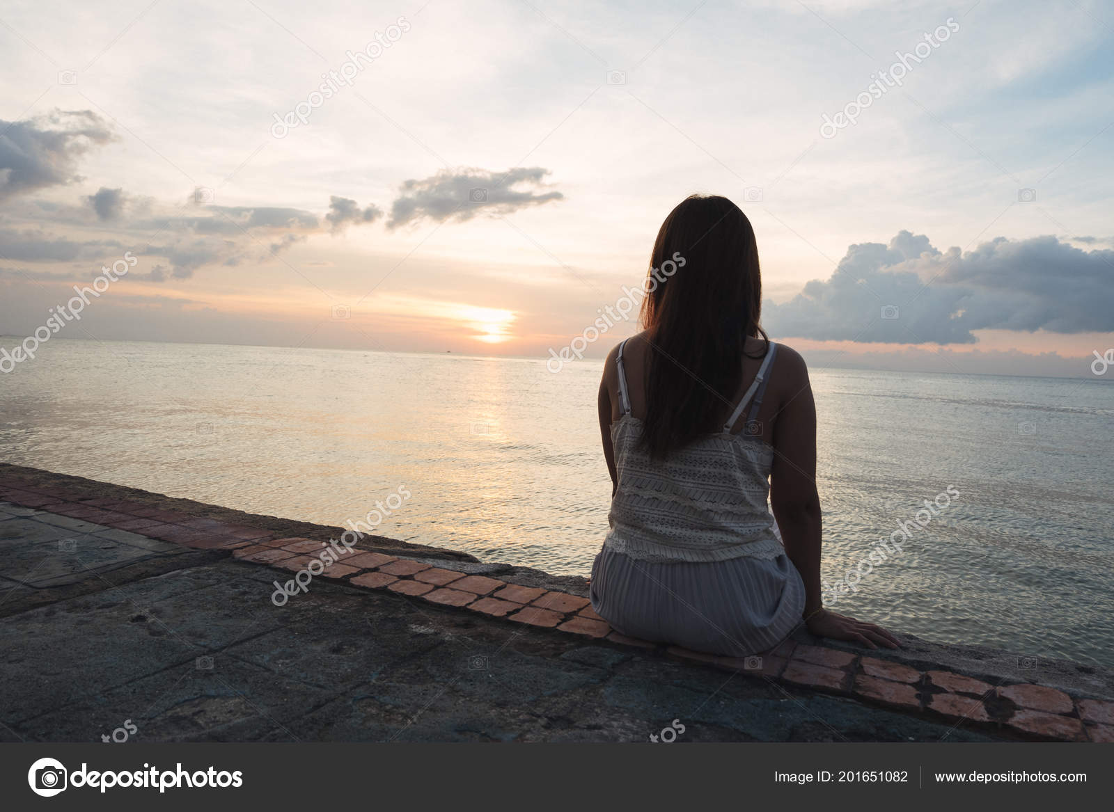 Foto de Triste Mulher Sentada Sozinha e mais fotos de stock de