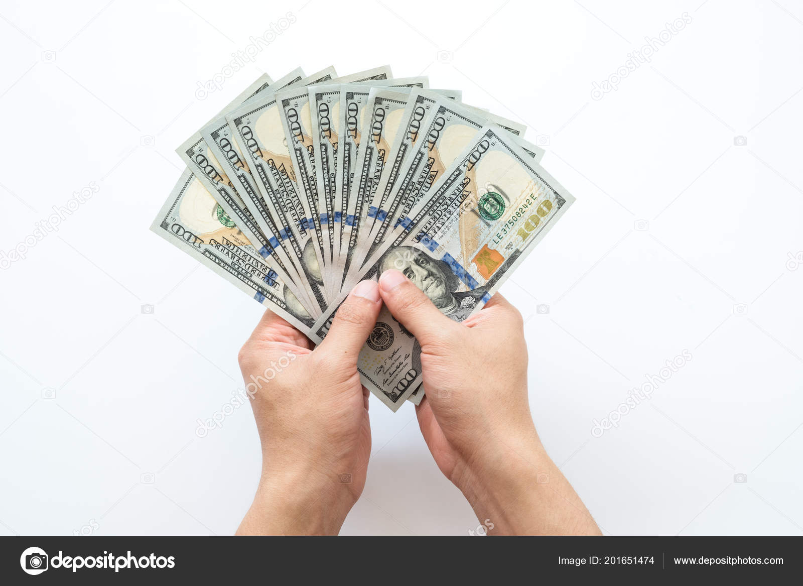 人手拿着100美元的钞票在白色背景下被隔离在金融货币兑换和捐赠概念方面提供100美元钞票的手—— 库存社论照片© cherayut000  #201651474
