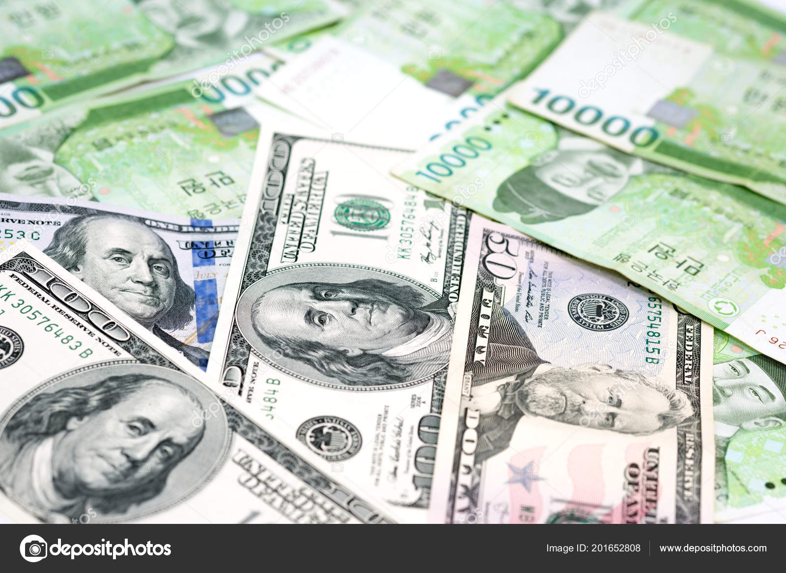 10000韩元和100美元钞票在桌上为金钱背景在国际关系外币兑换商业和金融的概念—— 库存社论照片© cherayut000 #201652808