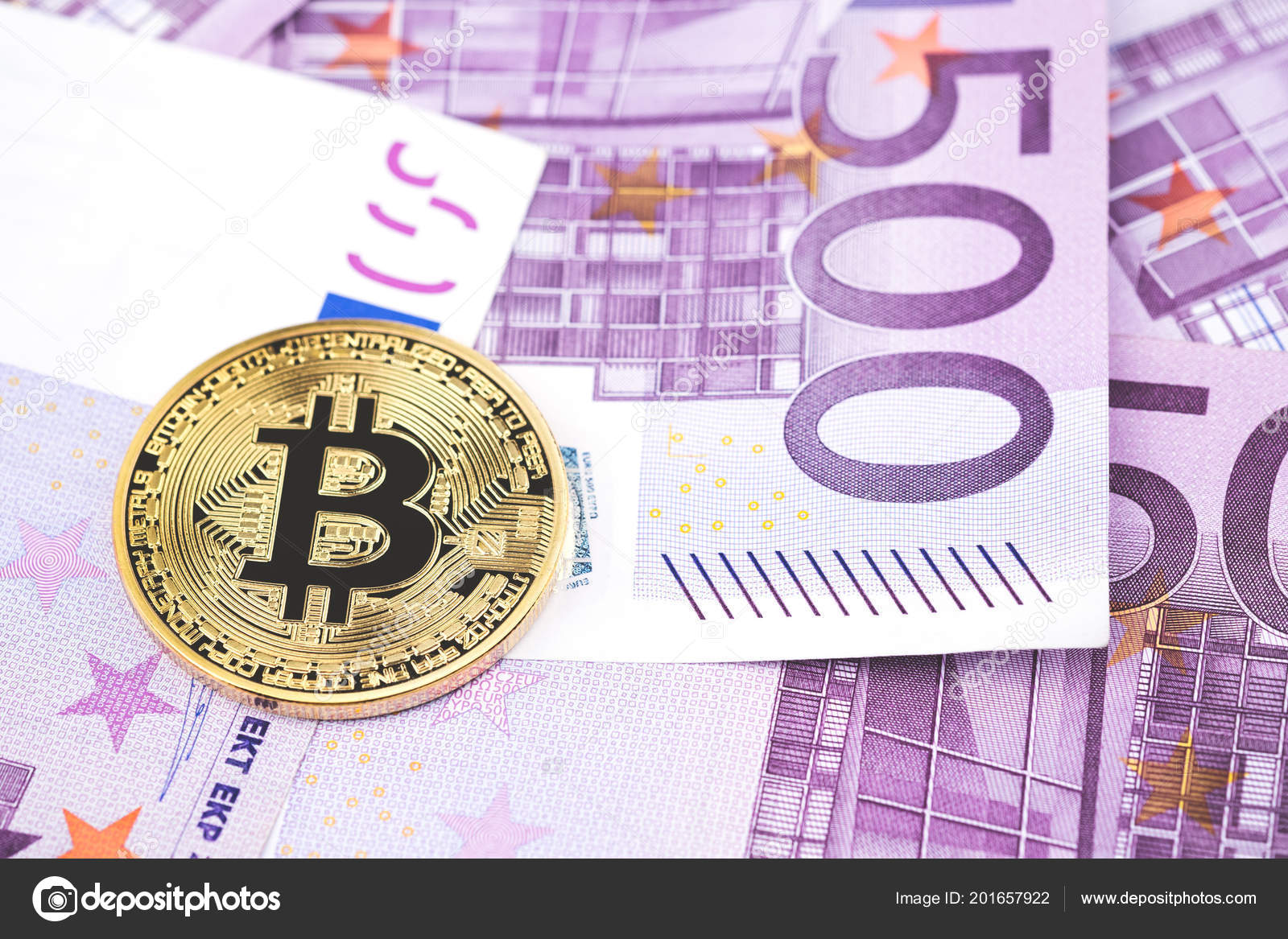金黄比特币在堆500欧洲钞票背景Cryptocurrency 数字货币与欧元钞票比特币交换和接受支付财务和技术概念—— 库存社论照片©  cherayut000 #201657922
