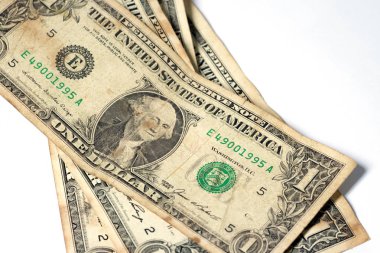 Bir dolar faturaları bize beyaz arka plan üzerinde para yığını.