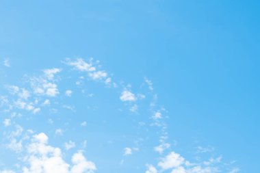 Yumuşak mavi gökyüzü beyaz bulutlar ile.