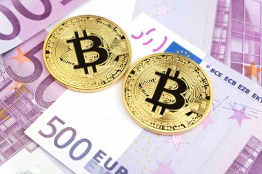 Beş yüz euro banknot arka plan yığını üzerinde altın bitcoin. Cryptocurrency, euro para faturaları ile dijital para. Bitcoin Satım ve ödeme, finans ve teknoloji kavramı kabul.