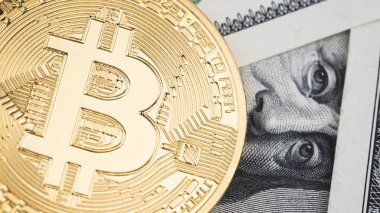 Altın bitcoin sikkeleri üzerinde yüz kadar bize dolar faturaları arka plan kapatın. Cryptocurrency, yeni dijital para, Bitcoin Satım para banknot ve kabul edilen ödeme, finans ve teknoloji kavramı.