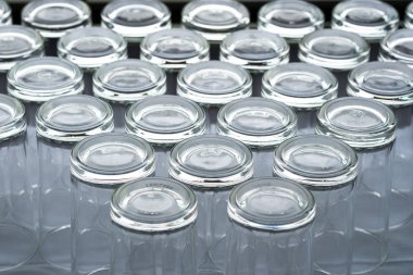 Birçok boş cam su arka plan restoranında yemek misafirler için hazırlanan bir tabloda yerleştirilir. Satır alanına sığ derinliği. 