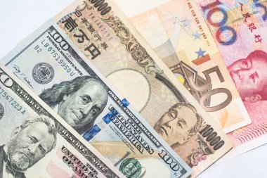 Para birimleri ve Döviz trading kavramları. Bize doları, Euro, Çin yuan ve beyaz arka plan üzerinde izole Japon yeni banknot olarak farklı ülkeden çeşitli para yığını.