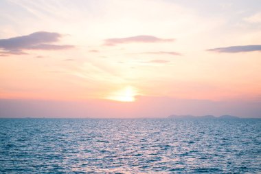 Güzel gün doğumu ve batımı bulutlar üzerinde ufuk deniz tarağı ile sabah ve akşam deniz arka plan mavi. Altın ışık ile doğal deniz manzarası.