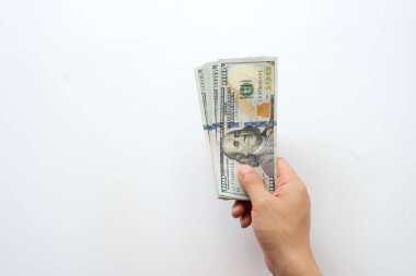 Beyaz arka plan üzerinde izole yüz dolar faturaları para tutan eller. Yüz dolarlık banknotlar mali, para değişimi ve bağış kavramları vererek el.