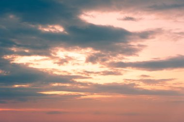 Yağmur stroms güzel twilight ile önce karanlık fırtına bulutları arka plan.