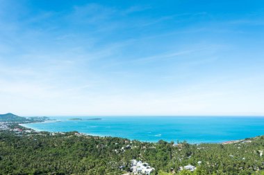 Deniz manzaralı Chaweng Beach Koh Samui, Tayland. Deniz manzarası ve şehir ve orman yaz gününde hava görünümünü Hindistan cevizi ağaçları ile defne.