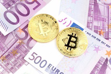 Beş yüz euro banknot arka plan yığını üzerinde altın bitcoin. Cryptocurrency, euro para faturaları ile dijital para. Bitcoin Satım ve ödeme, finans ve teknoloji kavramı kabul.