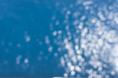 Bulanık mavi deniz su bokeh arka plan.