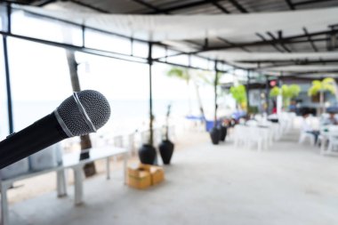 Konuşma seminer, Toplantı, olay açık restoranda bulanık arka plan üzerinde mikrofonu kapatın. Parti ve plajda mini konser.