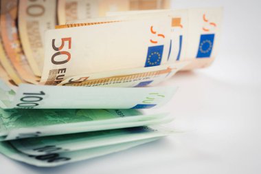 Beyaz arka plan üzerinde izole 50 euro ve 100 euro banknot yığını. Birkaç euro fatura için para arka plan değeri kullanılarak yığılmış. 