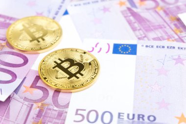 Beş yüz euro banknot arka plan yığını üzerinde altın bitcoin. Cryptocurrency, euro para faturaları ile dijital para. Bitcoin Satım ve ödeme, finans ve teknoloji kavramı kabul.