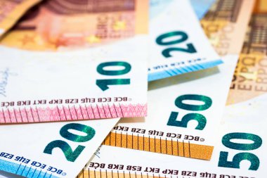 Çeşitli türlü euro banknot para veya para birimi arka plan ve finansal kavramlar için tablo kullanımda yığını.