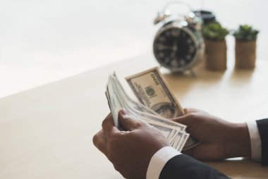 Bizi para para elinde tutan mutlu ve başarılı bir iş adamı. El gösterme ve para yatırım, başarı, özgürlük, mali umutları, kariyer gelişme kavramı Danışma üzerinde saymak.