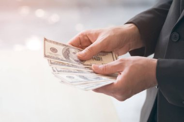Bizi para para elinde tutan mutlu ve başarılı bir iş adamı. Nakit yatırım, başarı, özgürlük, mali umutları, kariyer gelişme kavramı olarak gösterilen geri sayıma el kadar kapatın.