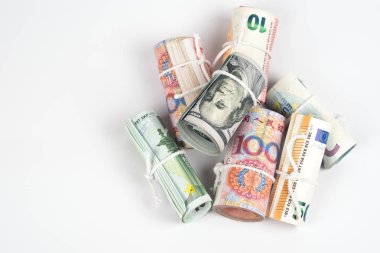 Para birimleri ve Döviz trading kavramları. Farklı para birimleri bize dolar, Euro ve Çin yuan banknotlar beyaz rulo beyaz arka plan üzerinde izole bant ip.