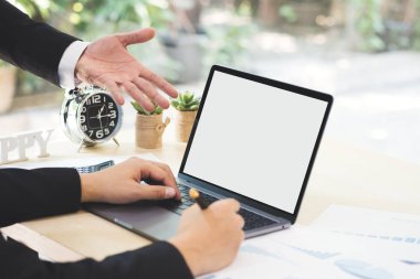 Açıklama ve alır Not office toplantı sırasında belgede iş için beyaz boş ekran laptop gösteren işadamı ele. İş ortağı memnun ve şikayet kötü iş sonuç.