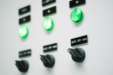 Elektrik panoları düğmeleri ve elektrik sistemi durumu görüntüsünü içerir. Yeşil ışık düğmeleri.