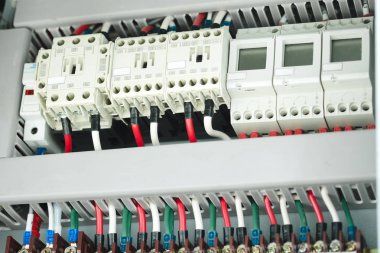 Elektrik kutusu doku ve arka plan. Elektrik kontrol paneli ile birçok terminalleri, teller, sigortalar, kontaktörler, raylar, alçak gerilim ölçerler, akım transformatörleri, röleleri ve diğer elektrik donatımı. 