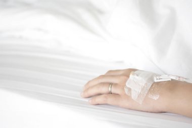 Evli kadın hastanın el Tuzlu Çözüm intravenöz enjeksiyon tarafından alma tedavi sıvı replasman tedavisi hastanede VIP odasında olun. Tıbbi tedavi, sağlık ve acil hasta bakımı.