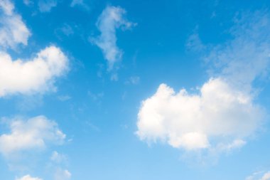 Güzel mavi gökyüzü ve beyaz kabarık bulutlar, yaz gökyüzü parlak sabah.