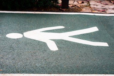 Beyaz boyama işareti veya simge yeşil yol, Park yolun tarafında beyaz çizgiler üzerinde yürüyen kapatın.
