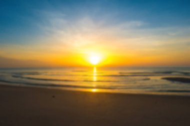 Soyut bulanıklık günbatımı tropikal kum plaj, akşam alacakaranlık altın ışığı Beach üzerinde.