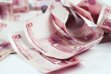 Closeup Çin yuan faturaları masada. Yuan Çin, seçici odak birimidir yüz Çin yuan banknot para arka plan sesi için yığını üzerinde.