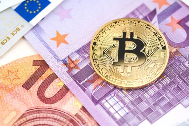 Altın bitcoin çeşitli euro banknot arka plan yığını üzerinde. Cryptocurrency, dijital para birimi euro para faturaları ile. Bitcoin Satım ve Avrupa, finans ve teknoloji kavramı ödeme için kabul edilen.