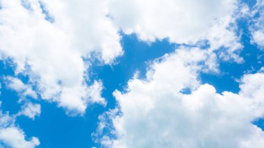 Mavi yaz gökyüzü ve bulutlar gökyüzü arka plan olarak parlak sabah.