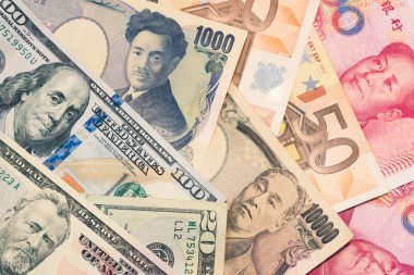 Para birimleri ve döviz ve uluslararası ticaret kavramları. Bize doları, Euro, Çin yuan ve Japon yeni banknotlar için Finans arka plan olarak farklı ülkeden çeşitli para yığını.
