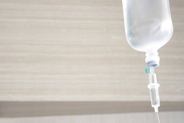Kopya alanı ahşap arka plan ile VIP Oda Hastanesi tıbbi tedavi, sağlık ve acil hasta bakım kavramı içinde sabırlı ve intravenöz infüzyon pompa için tuzlu çözüm.