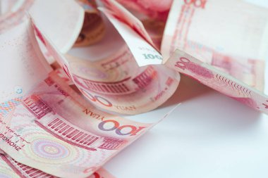 Closeup Çin yuan faturaları masada. Yuan Çin, seçici odak birimidir yüz Çin yuan banknot para arka plan sesi için yığını üzerinde.