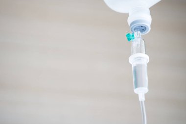 Kopya alanı ahşap arka plan ile VIP Oda Hastanesi tıbbi tedavi, sağlık ve acil hasta bakım kavramı içinde sabırlı ve intravenöz infüzyon pompa için tuzlu çözüm.
