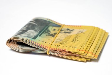 Avustralya para, beyaz arka plan elli Avustralya Doları faturalarında yığını.
