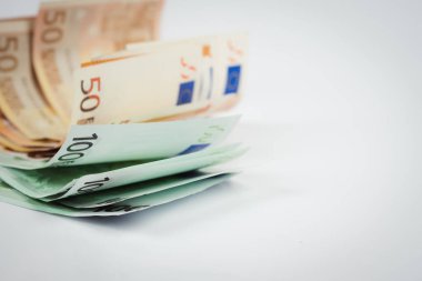 Beyaz arka plan üzerinde izole 50 euro ve 100 euro banknot yığını. Birkaç euro fatura için para arka plan değeri kullanılarak yığılmış. 