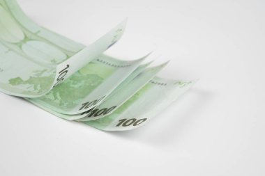 Beyaz arka plan üzerinde izole 100 euro banknot yığını. Para arka plan ve finansal kavramlar için yüz Euro faturaları kullanın yığını.