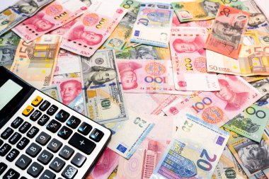 Para Satım kavramı, dünya para arka plan bize doları, Avustralya Doları, Çin Yuan ve Euro hesap makinesi ve kopya alanı ile.