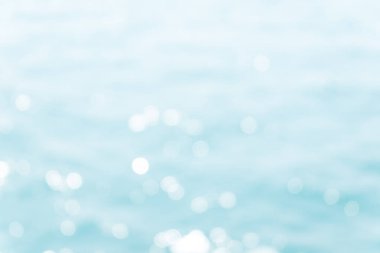 Bulanık mavi deniz su bokeh arka plan.