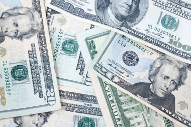 Arka plan bir yığın yirmi ve oe yüz dolarlık banknot.