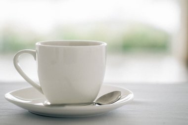 Kahve sabah kafede kahve beyaz masa üzerinde.